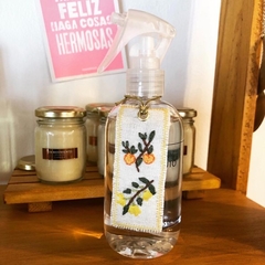 Disfrutá de los beneficios de la aromaterapia en casa de una manera sencilla y real, Home Spray de 250ml. Flores, frutas y maderas que se integran a tus espacios, nutriendo y estimulando tus sentidos. Variedad de aromas. 