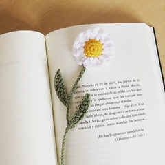 Hermoso señalador de libros artesanal hecho a mano en crochet. Objeto botánico que integra la esencia y sabiduría de la manzanilla a tus momentos cotidianos.