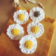 Prendedor, pin artesanal en forma de flor de manzanilla, hecho a mano en crochet. Ideal para usar en la ropa, bolsa, mochila, gorro y llevarlo a donde quieras. 