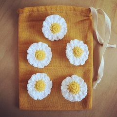 Prendedor, pin artesanal en forma de flor de manzanilla, hecho a mano en crochet. Ideal para usar en la ropa, bolsa, mochila, gorro y llevarlo a donde quieras. 