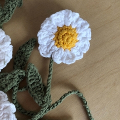 Hermoso señalador de libros artesanal hecho a mano en crochet. Objeto botánico que integra la esencia y sabiduría de la manzanilla a tus momentos cotidianos.