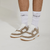 zapatillas beige con cordones y medias blancas marcas Harek fabricadas en Argentina