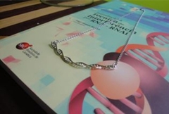 Colar DNA 3D horizontal prateado - comprar online