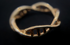 Anel DNA 3D dourado