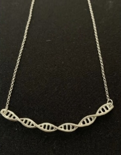 Colar DNA 3D horizontal prateado