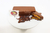 Box de chocolates com 5 amendoas de cacau 1 barra de 500g 1 tubo de nibs 1 estrela de chocolate recheada com damasco