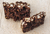 Chocolate com flocos de arroz integral e nibs de cacau. na internet
