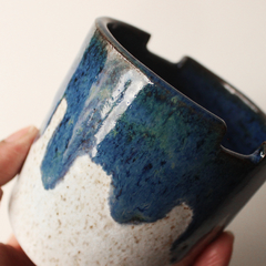 Copo para pintura em cerâmica com mancha na cor azul escuro na internet