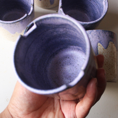 Copo para pintura em cerâmica com mancha na cor lavanda na internet