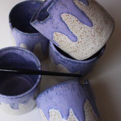 Copo para pintura em cerâmica com mancha na cor lavanda - Pestilento Art