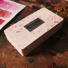 Imagem do Estojo em plástico reciclado vazio para armazenar pastilhas de tinta aquarela, na cor rosa marmorizado
