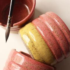 Copo para pintura em cerâmica ondulado na cor coral com amarelo - Pestilento Art