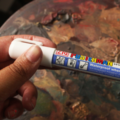 Caneta Zig Posterman na cor branca para pequenas correções na pintura PM-30 - loja online