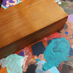 Imagem do Estojo em madeira na cor mogno, para armazenar pastilhas de tinta aquarela (estojo vazio)