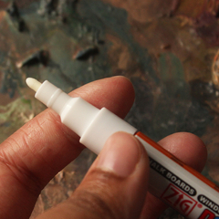 Caneta Zig Posterman na cor branca para pequenas correções na pintura 1mm a prova d'água PMA-20 na internet