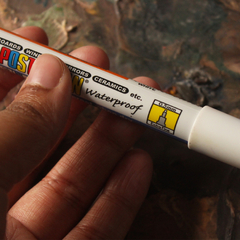Caneta Zig Posterman na cor branca para pequenas correções na pintura a prova d'água 0,5mm PMA-10 na internet