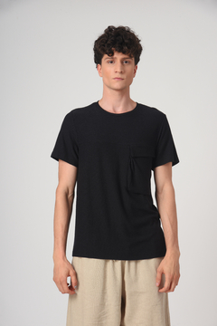 Camiseta com Maxi Bolso Greg Preto Tinto na internet