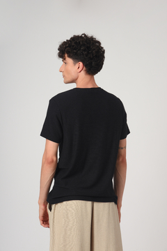 Camiseta com Maxi Bolso Greg Preto Tinto - loja online