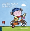 Laura monta en bicicleta