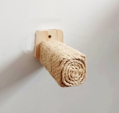 Brinquedo para gatos em formato de poste de sisal, fixado na parede, ideal para arranhar e brincar.