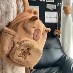 Mochila Peluche Capybara estrella