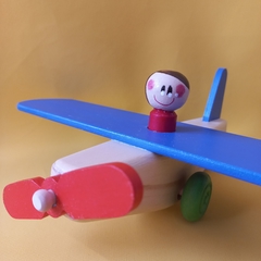 Avión de madera con piloto