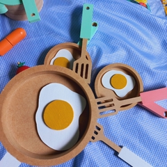 sarten de madera con huevo y accesorio - comprar online