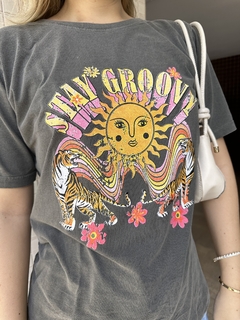 T-shirt stay groovy na internet