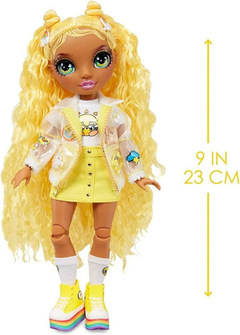 Muñeca Con Ropitas Rainbow Junior High Fashion Serie 1 Sunny Madison en internet