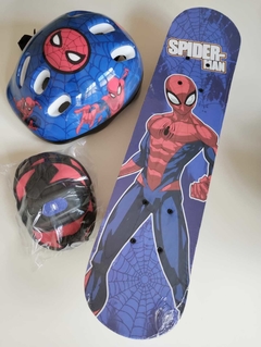 Skate Spiderman 60x15 con casco, rodrilleras y coderas. En estuche de plástico en internet