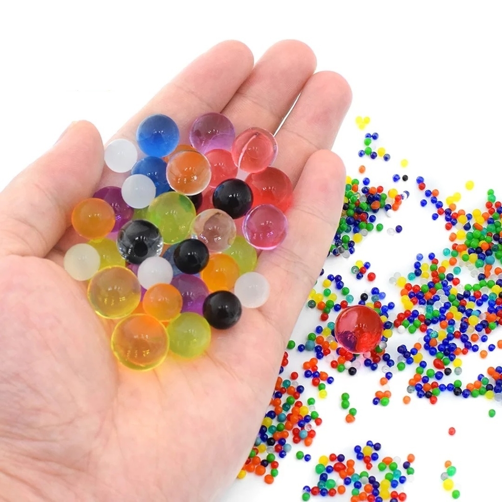 Brincar com bolinhas de gel coloridas - Water Beads