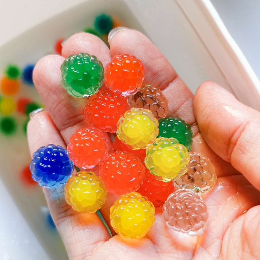 Brincar com bolinhas de gel coloridas - Water Beads