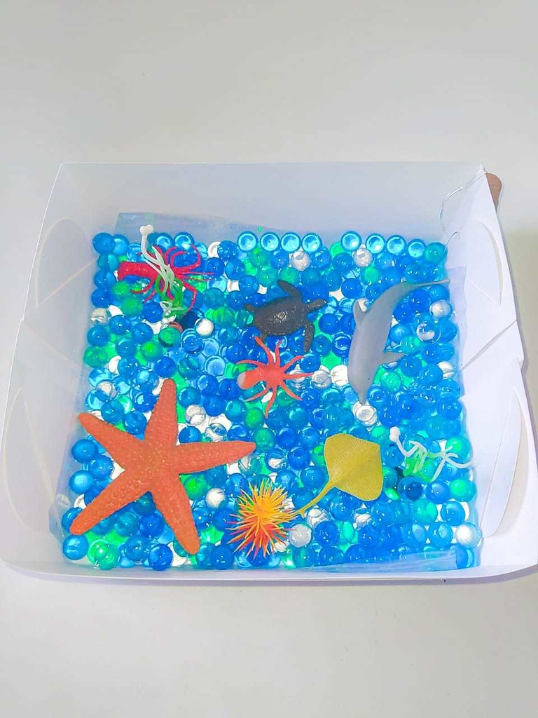 Brincar com bolinhas de gel coloridas - Water Beads