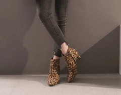 Botas Feminina Leopardo com Zíper, Bota Salto Alto Bico Pontiagudo, Bota Grasy. na internet