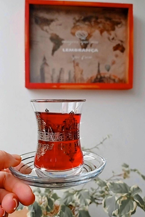Perto do jogo de chá turco. chá perfumado e balas doces