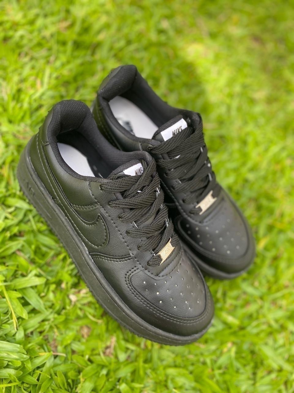 Nike air force one negras con blanco sale
