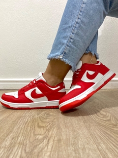 Tenis vermelho store com branco