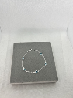 Pulseira com zircônia azul.