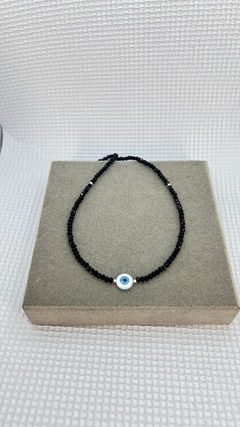 Colar choker cristais preto e olho grego em madrepérola.