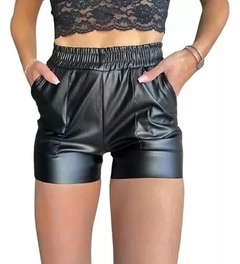 short mom engomado simil cuero con bolsillos