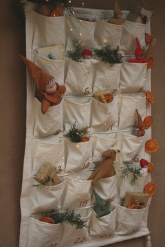Imagen de calendario de adviento con guirnalda de estrellas y duendes de mijo