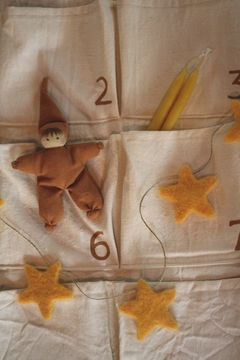 calendario de adviento con guirnalda de estrellas y duendes de mijo - Amanda juguetes para imaginar
