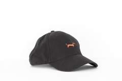 Gorra negra con perro marron - The salchi store