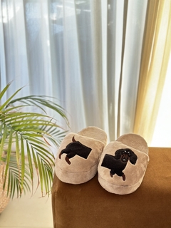 Salchipantuflas beige perro negro - tienda online