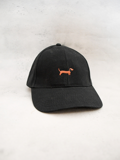 Gorra negra con perro marron