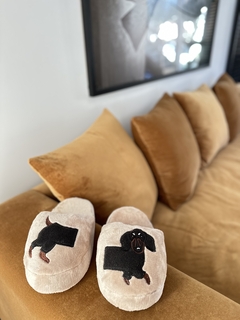 Salchipantuflas beige perro negro - comprar online