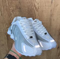 Shox R4 Branco na internet