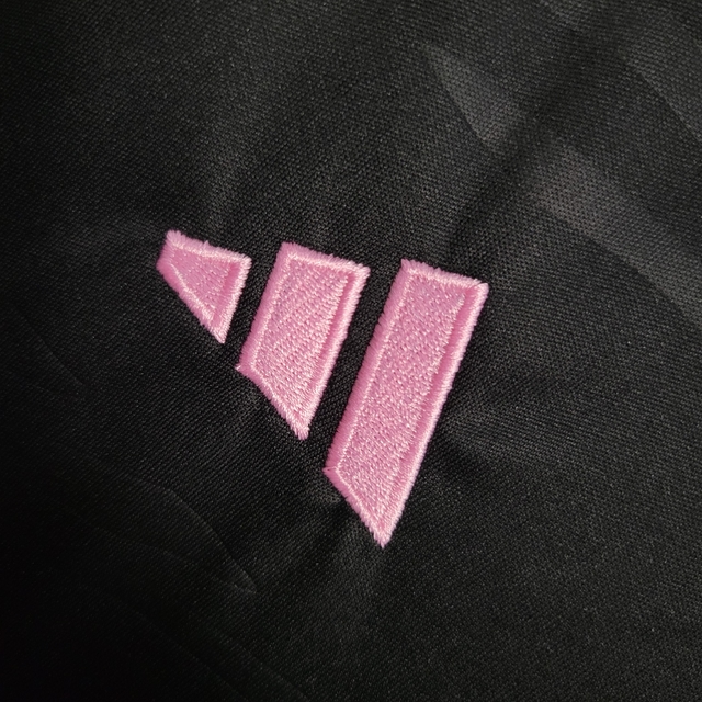 Distintivo rosa vazio na camiseta feminina com espaço de design