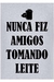 Camiseta Nunca Fiz Amigos Tomando Leite