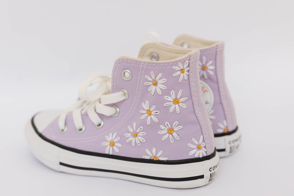 ALL STAR BRANCO CANO ALTO FLORES DE MEIO ROSA E ROXO